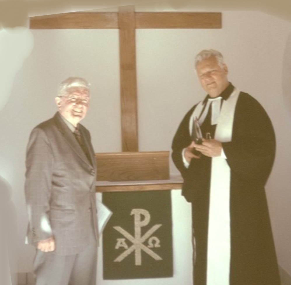 Dr.Liebe und Pfarrer Stehle in der Kapelle