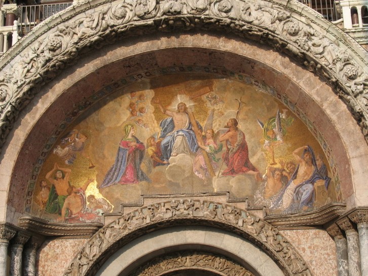 Jesus der Weltenrichter - Portal einer Kirche in Venedig