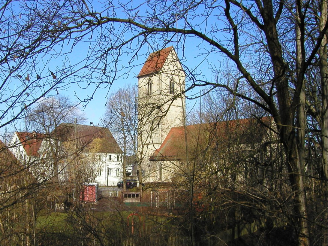 Clemenskirche in Oferdingen mit ehemaligem Schulhaus - heute Kindergarten