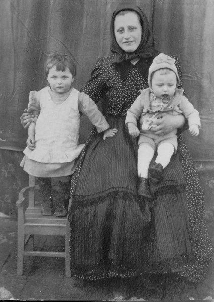 Mutter und Kinder in Mramorak