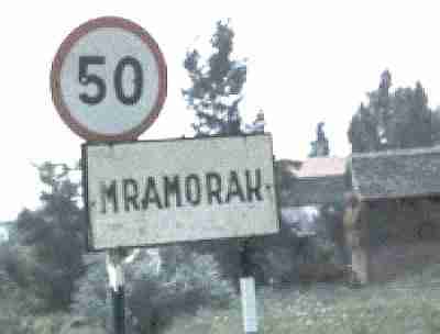Mramoraker Ortsschild - Aug. 1984