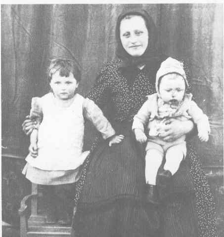 Katharina Stehle, geb. Bohland mit ihren Kindern Elisabeth und Jakob in Mramorak