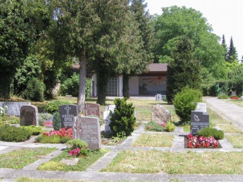 Blick �ber den Friedhof zur alten Aussegnungshalle mit dem Mosik